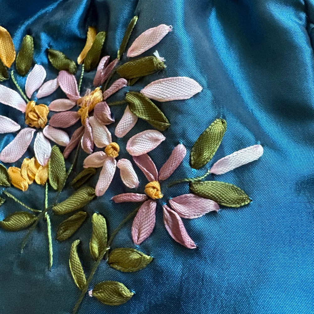 Chic Floral Embroidered Satin Mini tote Bag - Picture 3 of 10